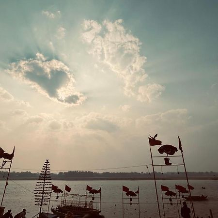 Tandon Lodge On The Ganga Ghat Homestay Варанаси Экстерьер фото
