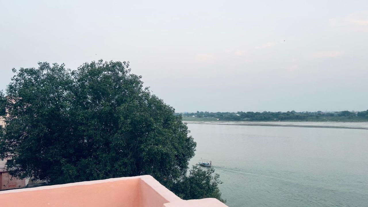 Tandon Lodge On The Ganga Ghat Homestay Варанаси Экстерьер фото