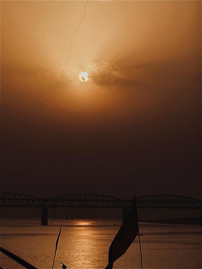 Tandon Lodge On The Ganga Ghat Homestay Варанаси Экстерьер фото