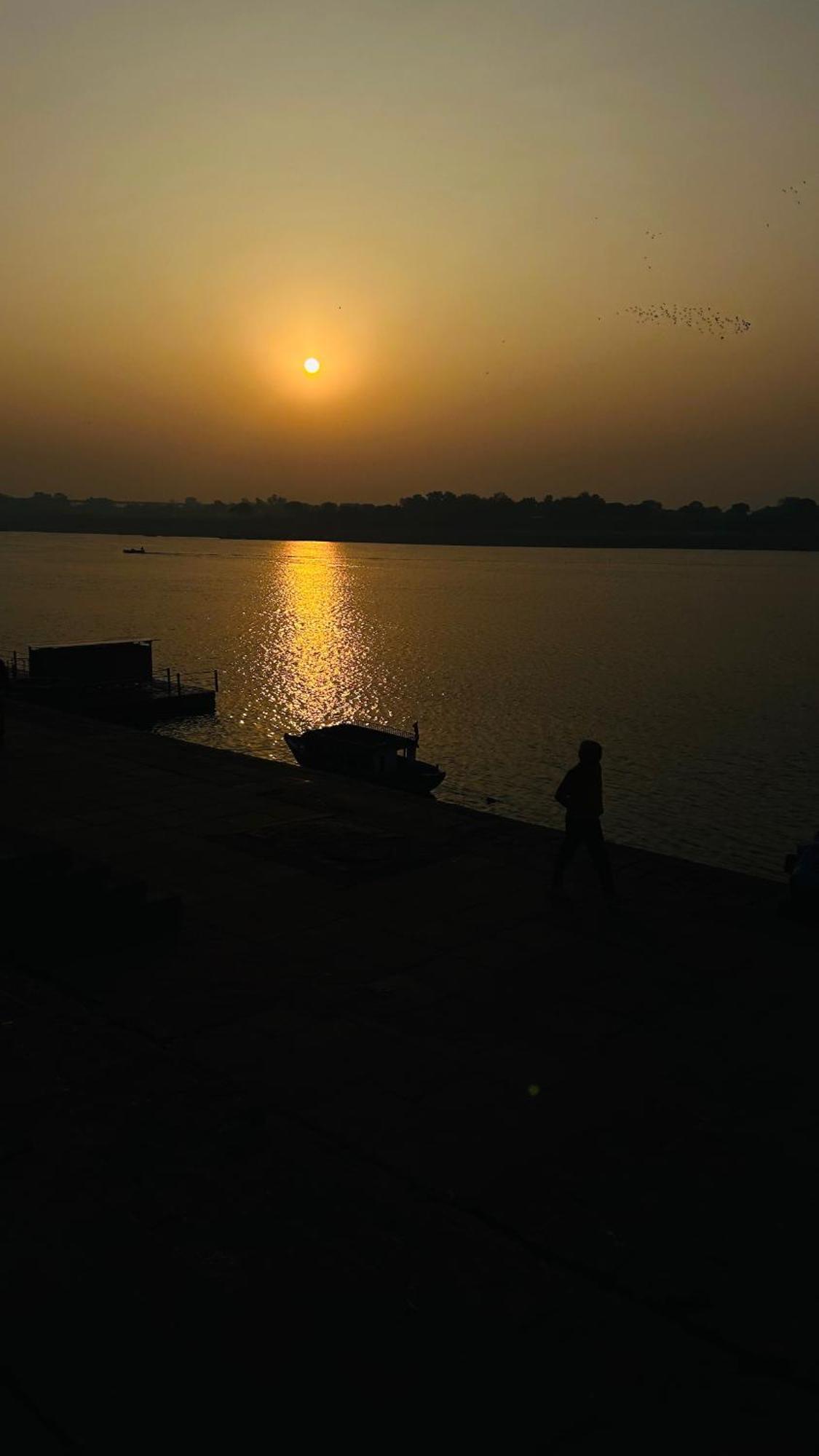 Tandon Lodge On The Ganga Ghat Homestay Варанаси Экстерьер фото