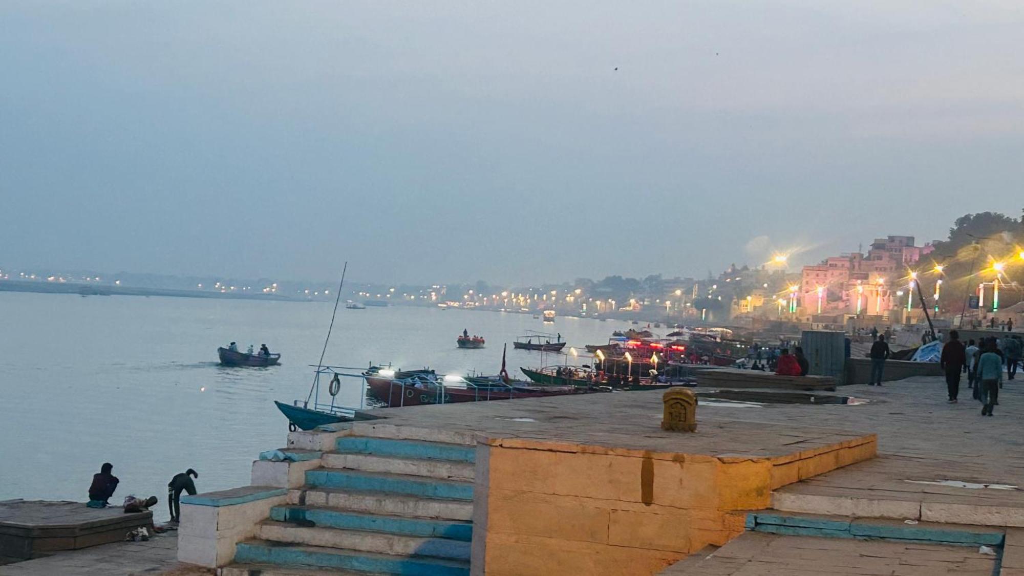 Tandon Lodge On The Ganga Ghat Homestay Варанаси Экстерьер фото