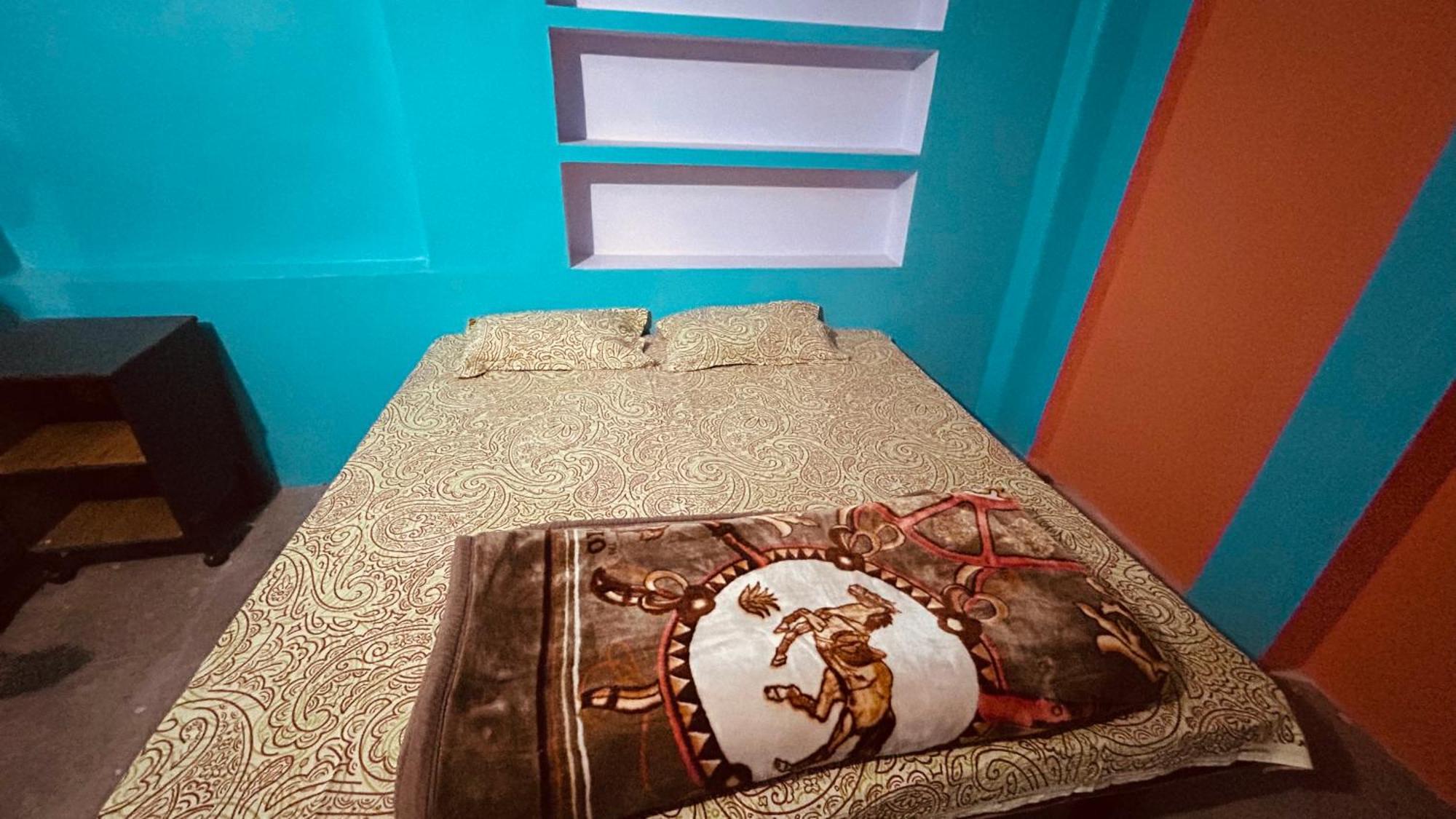 Tandon Lodge On The Ganga Ghat Homestay Варанаси Экстерьер фото