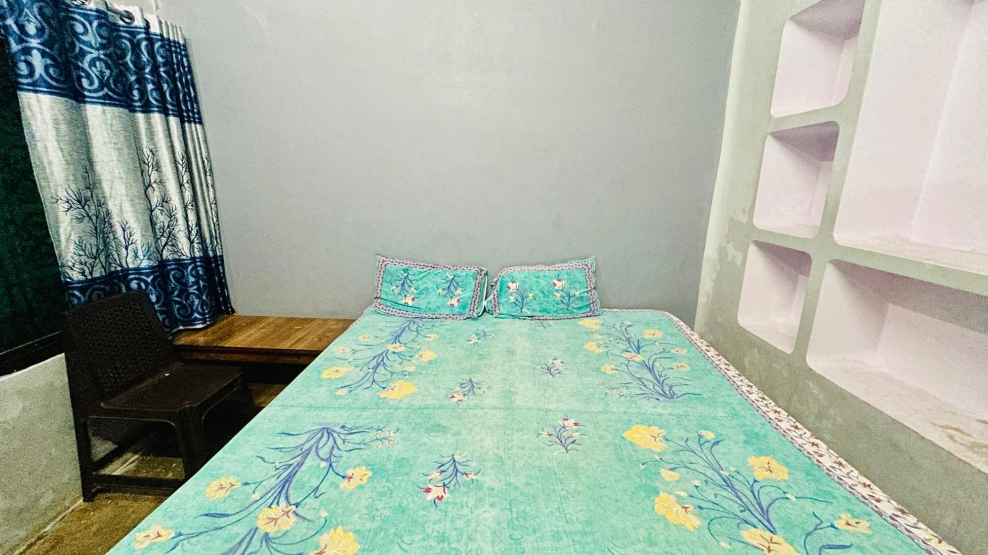 Tandon Lodge On The Ganga Ghat Homestay Варанаси Экстерьер фото